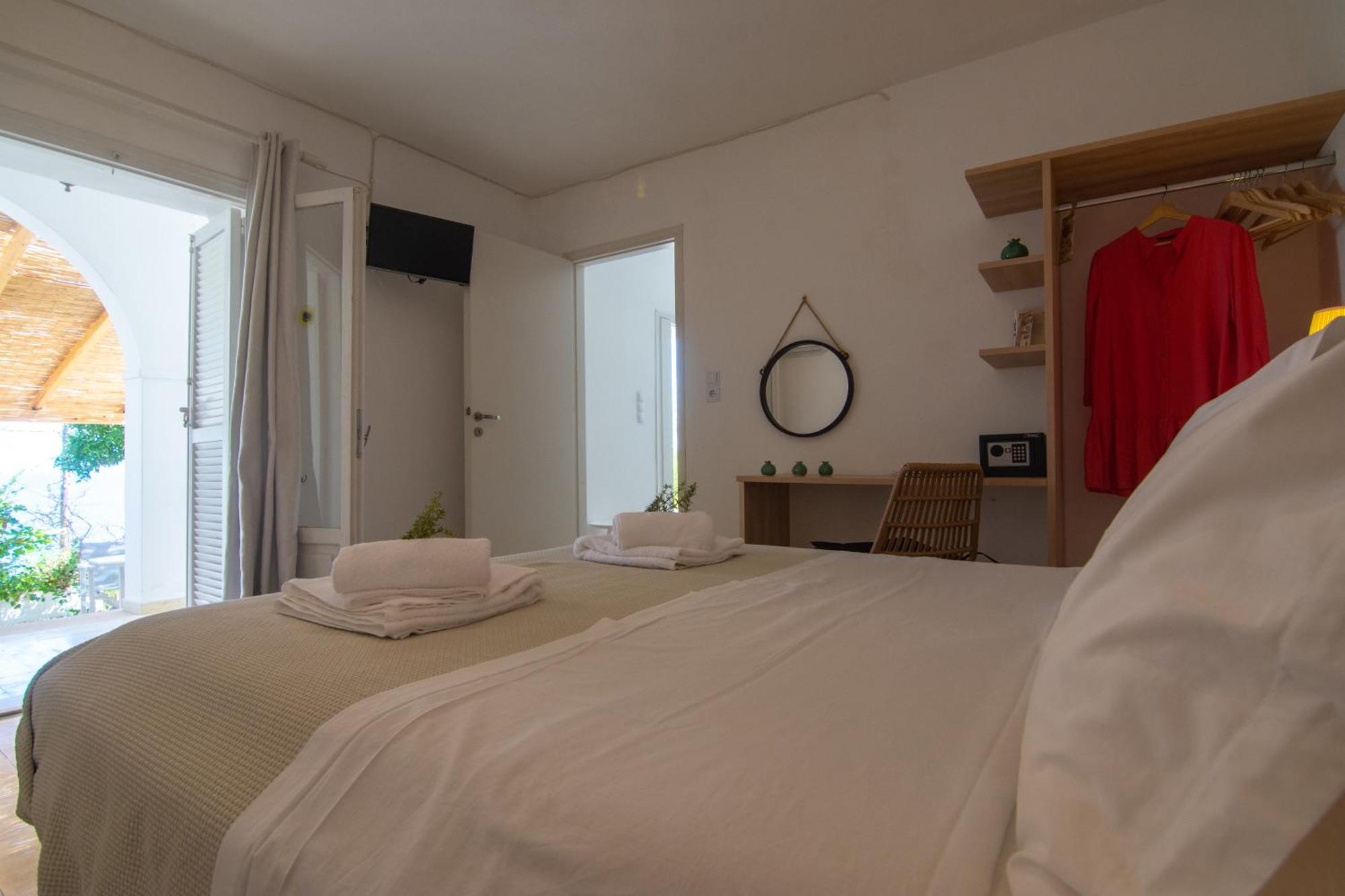 New! Paxoswhite Sea View Apartments & Studios! Gaios Eksteriør billede